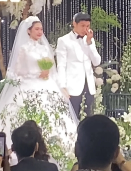 Đoàn Văn Hậu bật khóc khi nghe bố vợ đại gia dặn dò, mẹ ruột Doãn Hải My xả vai bà sui quẩy bất chấp - Hình 3