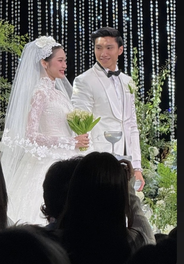 Đoàn Văn Hậu si mê vợ mới cưới, luôn làm điều này ở hôn lễ, cô dâu mặc 4 váy cưới khoe dáng gợi cảm - Hình 8