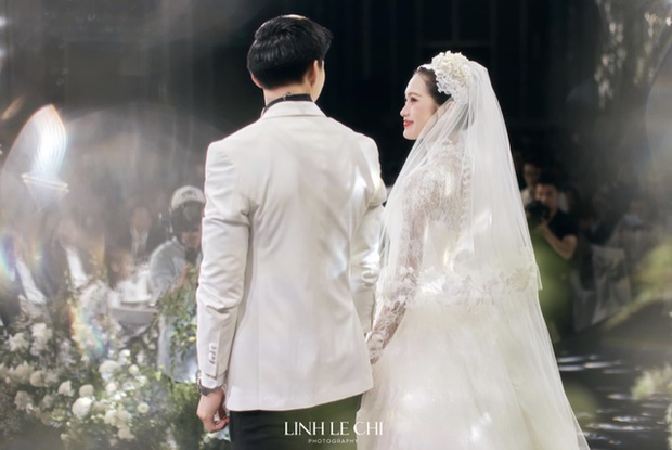 Đoàn Văn Hậu si mê vợ mới cưới, luôn làm điều này ở hôn lễ, cô dâu mặc 4 váy cưới khoe dáng gợi cảm - Hình 10