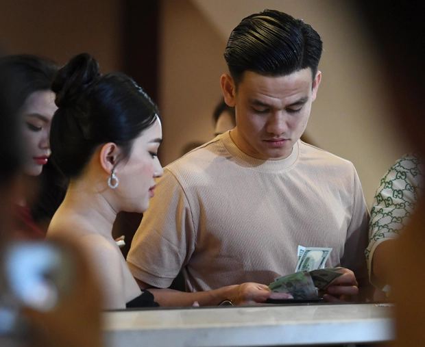 Hồ Tấn Tài chi khủng tiền đô mừng cưới Văn Hậu - Doãn Hải My, hiếm hoi sánh đôi cùng vợ hơn tuổi - Hình 4
