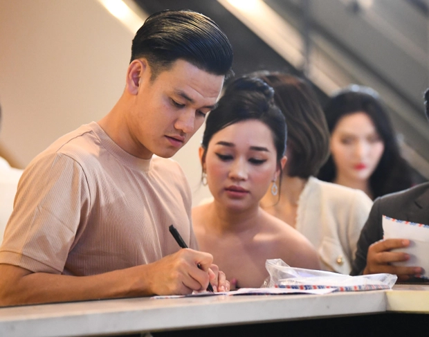 Hồ Tấn Tài chi khủng tiền đô mừng cưới Văn Hậu - Doãn Hải My, hiếm hoi sánh đôi cùng vợ hơn tuổi - Hình 5