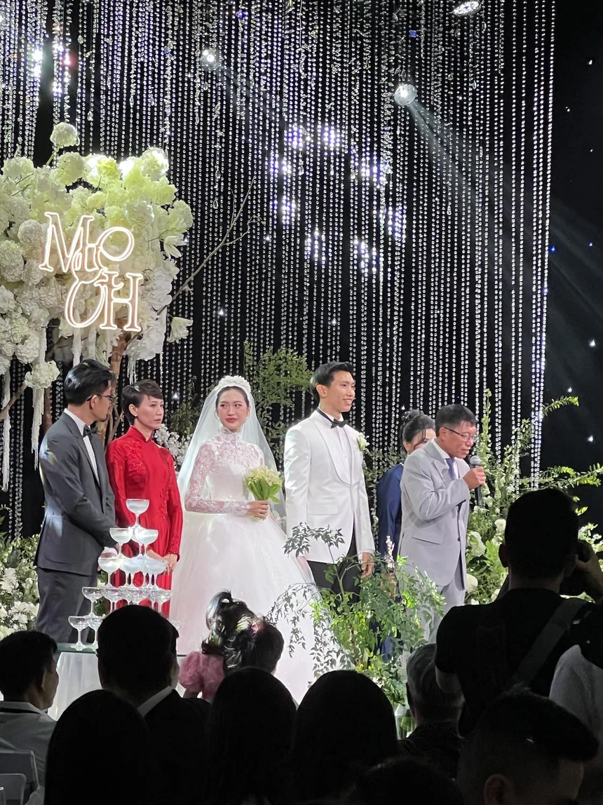 Hồ Tấn Tài chi khủng tiền đô mừng cưới Văn Hậu - Doãn Hải My, hiếm hoi sánh đôi cùng vợ hơn tuổi - Hình 7