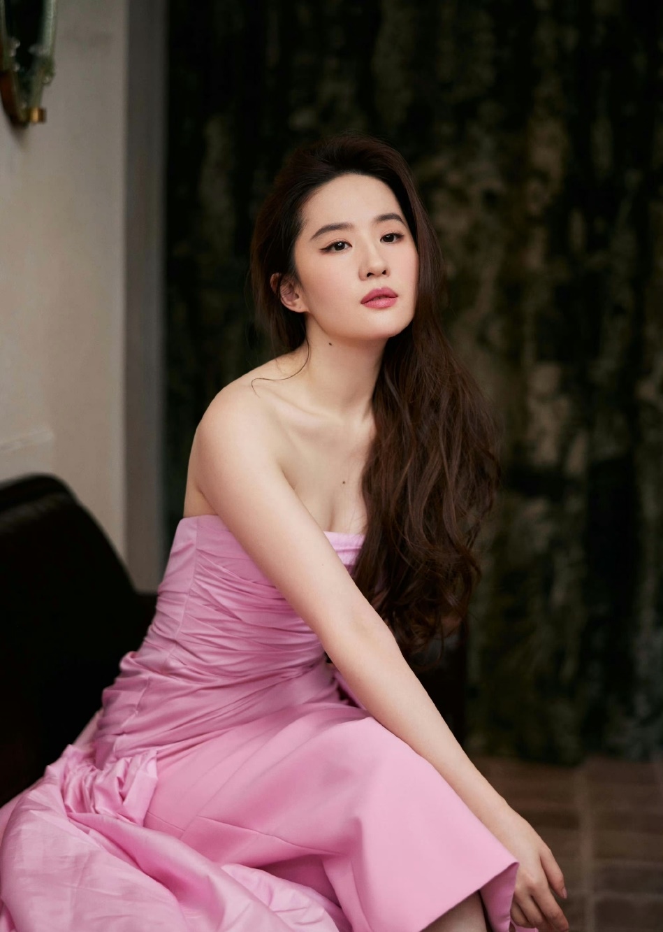 Lưu Diệc Phi để lộ khoảnh khắc mất hình tượng, ngũ quan bay tán loạn, phản ứng của netizen thế nào? - Hình 2