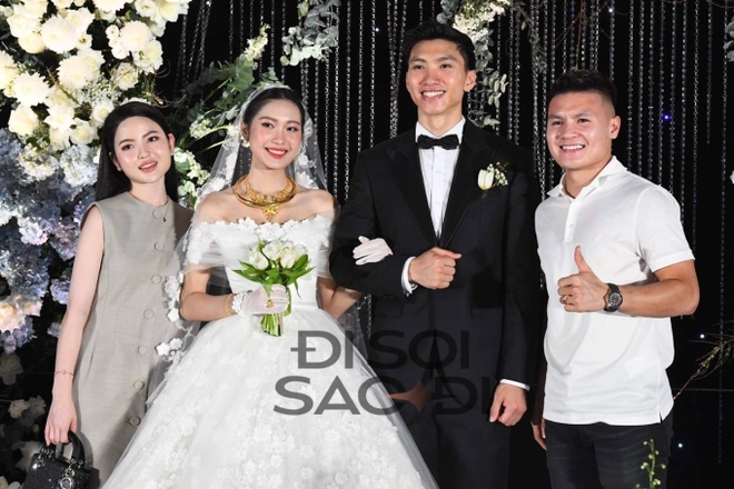 Quang Hải úp mở tiền mừng cưới Văn Hậu - Hải My, Chu Thanh Huyền bất ngờ có biểu cảm gây chú ý - Hình 1