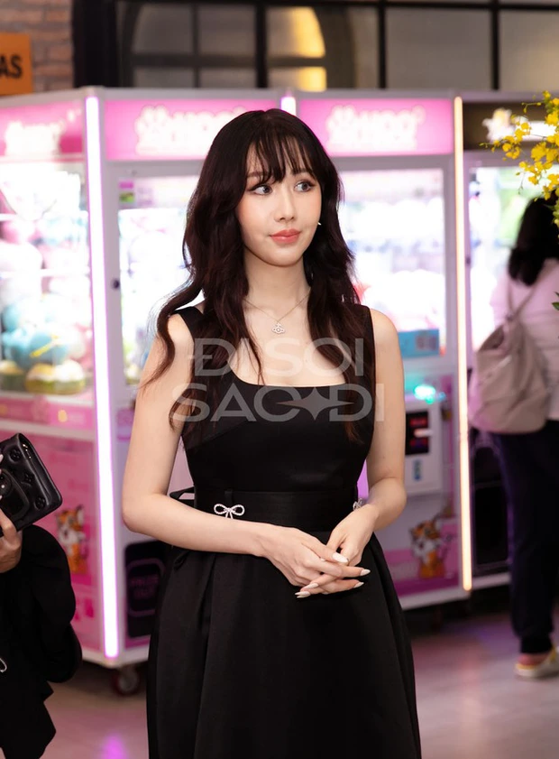 Min lần đầu xuất hiện hậu lùm xùm chia tay bạn trai kém 6 tuổi, gương mặt đơ cứng gây chú ý - Hình 2