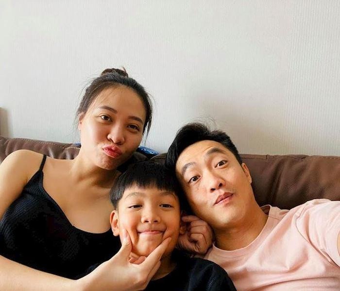 Nhóc tỳ nhà Cường Đô La có biểu cảm đáng yêu khi đi cắt tóc, 1 điểm đặc biệt của cả 2 gây sốt? - Hình 9
