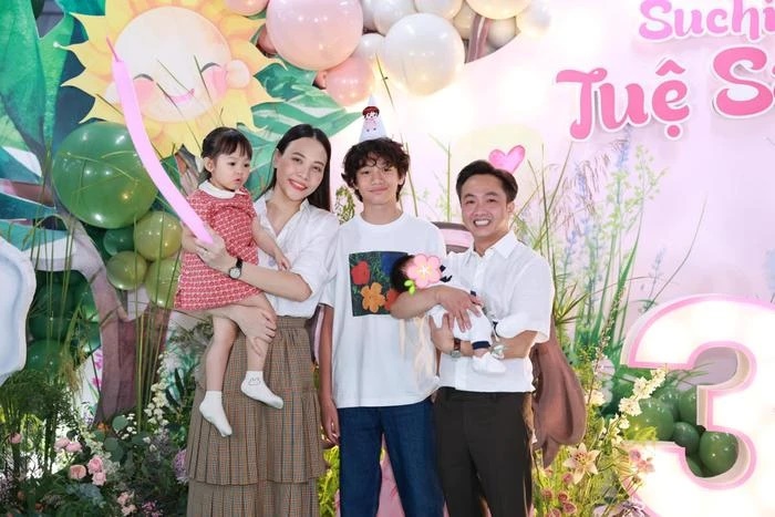 Nhóc tỳ nhà Cường Đô La có biểu cảm đáng yêu khi đi cắt tóc, 1 điểm đặc biệt của cả 2 gây sốt? - Hình 5