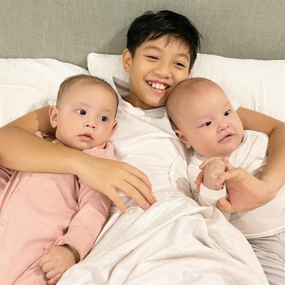 Nhóc tỳ nhà Cường Đô La có biểu cảm đáng yêu khi đi cắt tóc, 1 điểm đặc biệt của cả 2 gây sốt? - Hình 11