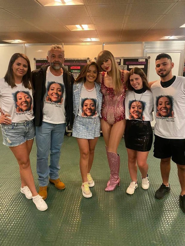Taylor Swift đụng mặt gia đình fan nữ qua đời tại concert, tương tác đôi bên gây chú ý - Hình 2
