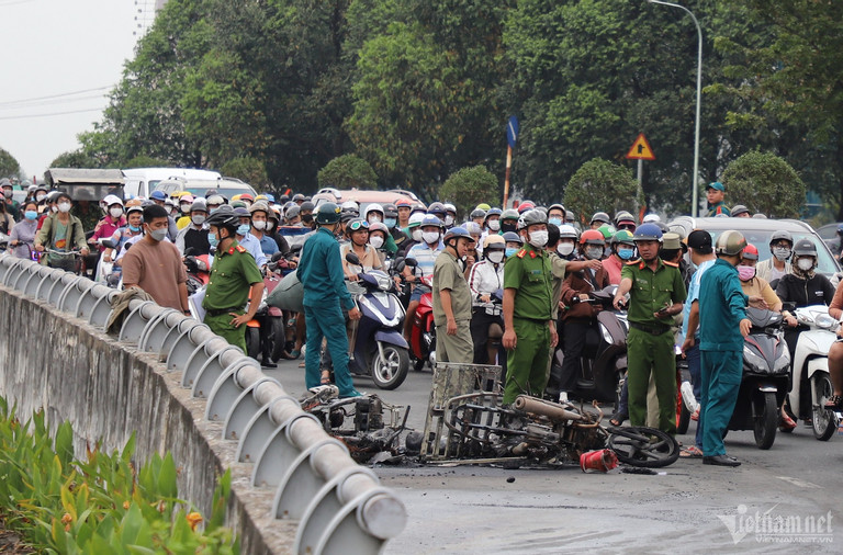 Va chạm trên cầu vượt Quang Trung, hai xe máy bốc cháy dữ dội, ùn tắc nghiêm trọng ở cửa ngõ TP.HCM - Hình 3