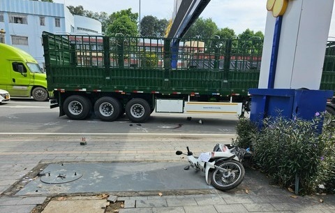 Va chạm trên cầu vượt Quang Trung, hai xe máy bốc cháy dữ dội, ùn tắc nghiêm trọng ở cửa ngõ TP.HCM - Hình 4