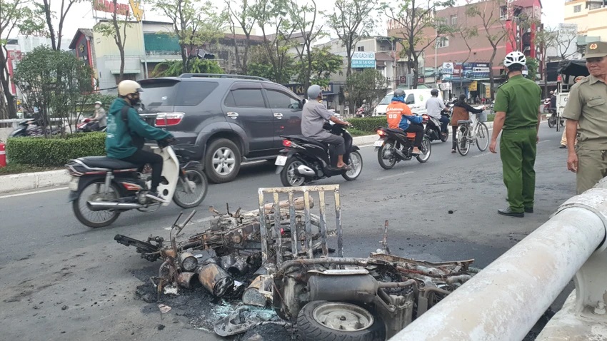 Va chạm trên cầu vượt Quang Trung, hai xe máy bốc cháy dữ dội, ùn tắc nghiêm trọng ở cửa ngõ TP.HCM - Hình 1