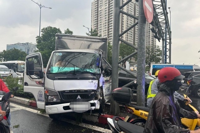 Va chạm trên cầu vượt Quang Trung, hai xe máy bốc cháy dữ dội, ùn tắc nghiêm trọng ở cửa ngõ TP.HCM - Hình 5