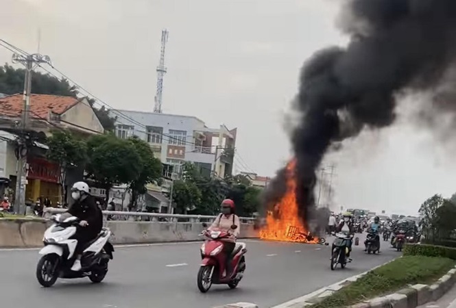 Va chạm trên cầu vượt Quang Trung, hai xe máy bốc cháy dữ dội, ùn tắc nghiêm trọng ở cửa ngõ TP.HCM - Hình 2