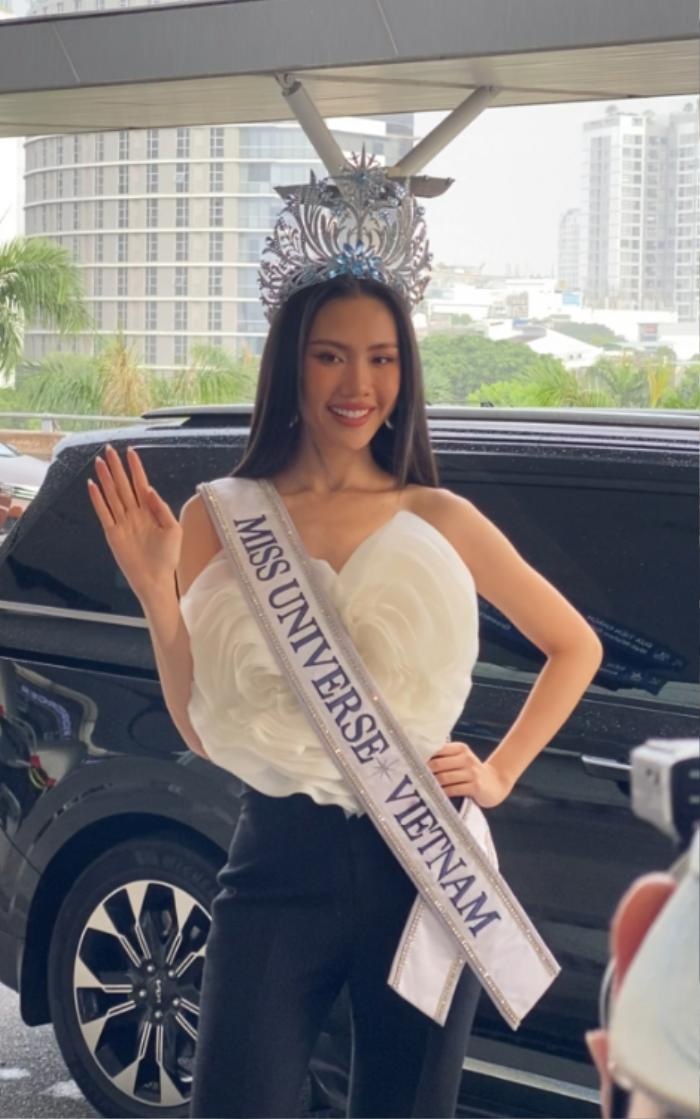 Bùi Quỳnh Hoa chính thức xuất khẩu, BGK MUVN ghẻ lạnh ra mặt, Hương Ly có hành động gây chú ý - Hình 2