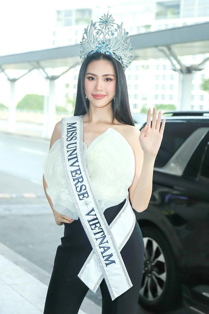 Miss Universe 2023 chính thức khởi động, Bùi Quỳnh Hoa vừa đến El Salvador đã ghi điểm - Hình 2
