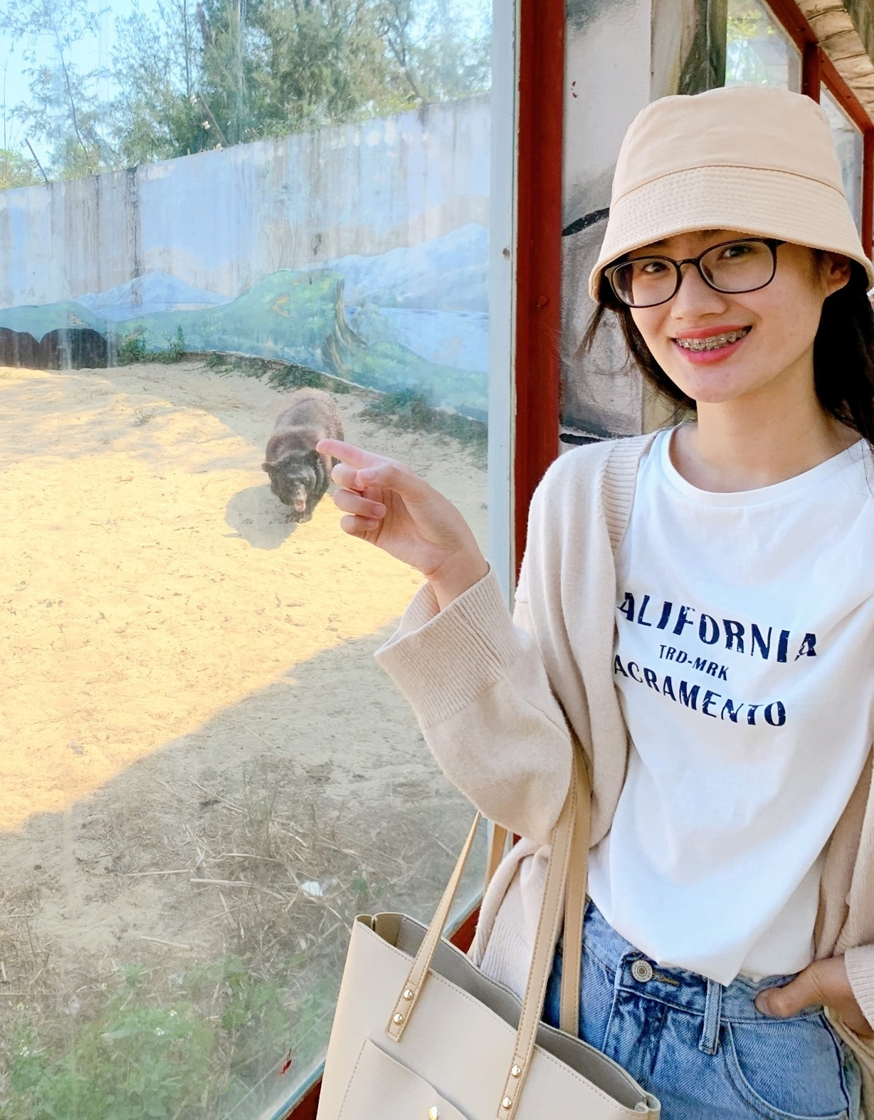 Ý Nhi trước khi đi Úc 2 năm: Trùng tu vòng 1, thái độ đáng bàn, CĐM tung luôn ảnh khó chối? - Hình 7