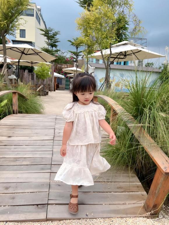 Ái nữ nhà Đông Nhi gây sốt khi tạo dáng như mẫu nhí thực thụ, dân tình còn thích thú vì 1 điều? - Hình 2