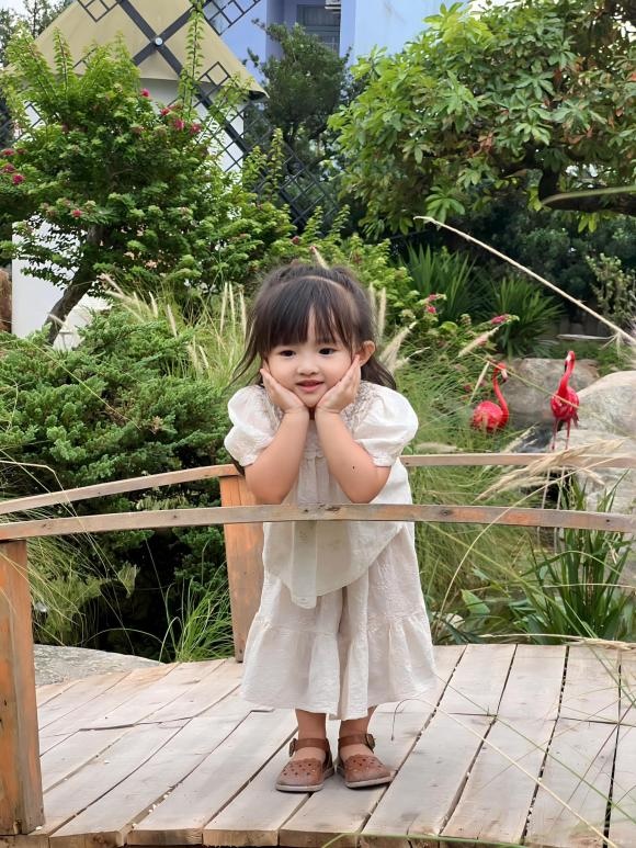 Ái nữ nhà Đông Nhi gây sốt khi tạo dáng như mẫu nhí thực thụ, dân tình còn thích thú vì 1 điều? - Hình 4