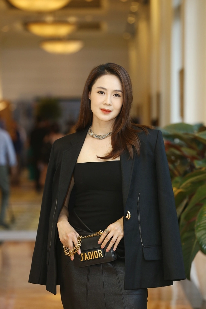 Hồng Diễm bị soi chi tiết trùng tu nhan sắc, dù trước đó từng khẳng định chỉ thích vẻ đẹp tự nhiên - Hình 9