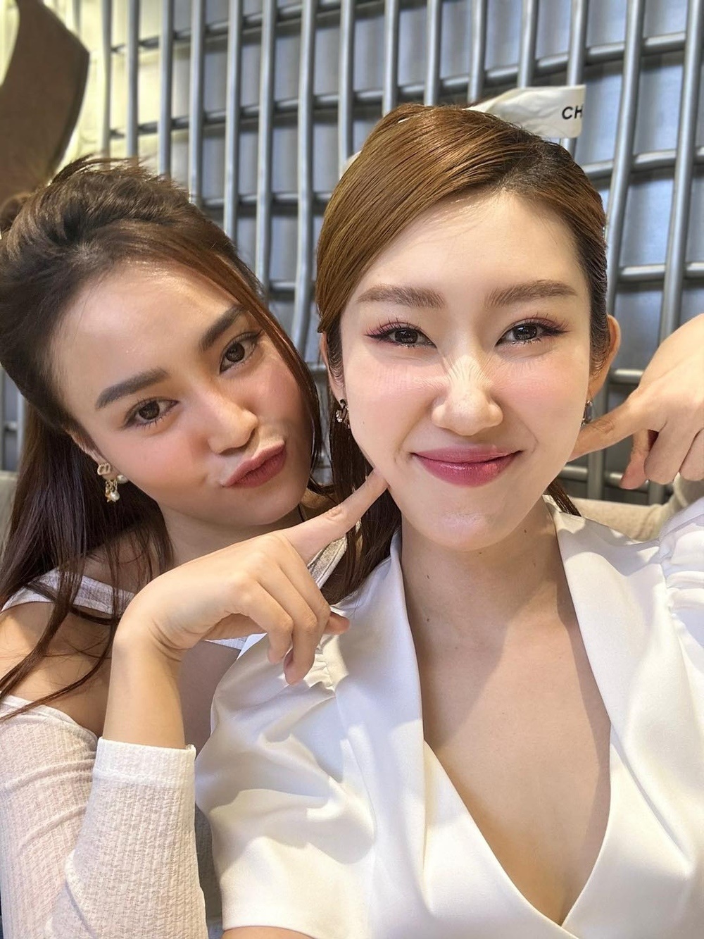 Thúy Ngân thương tích đầy mình, lộ vết băng ngay cổ, dấu cào dài ở tay, thủ phạm công khai xin lỗi - Hình 7