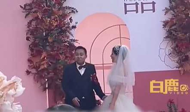 Chú rể hôn cô dâu chưa lâu liền quay đi lau miệng, phản ứng của đối phương cũng sốc không kém - Hình 3