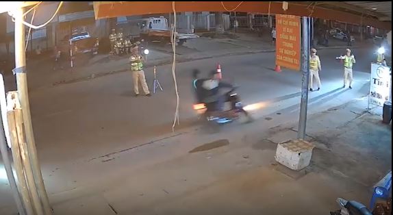 Cảnh sát giao thông bị xe máy tông bị thương, bất tỉnh khi yêu cầu kiểm tra nồng độ cồn - Hình 1