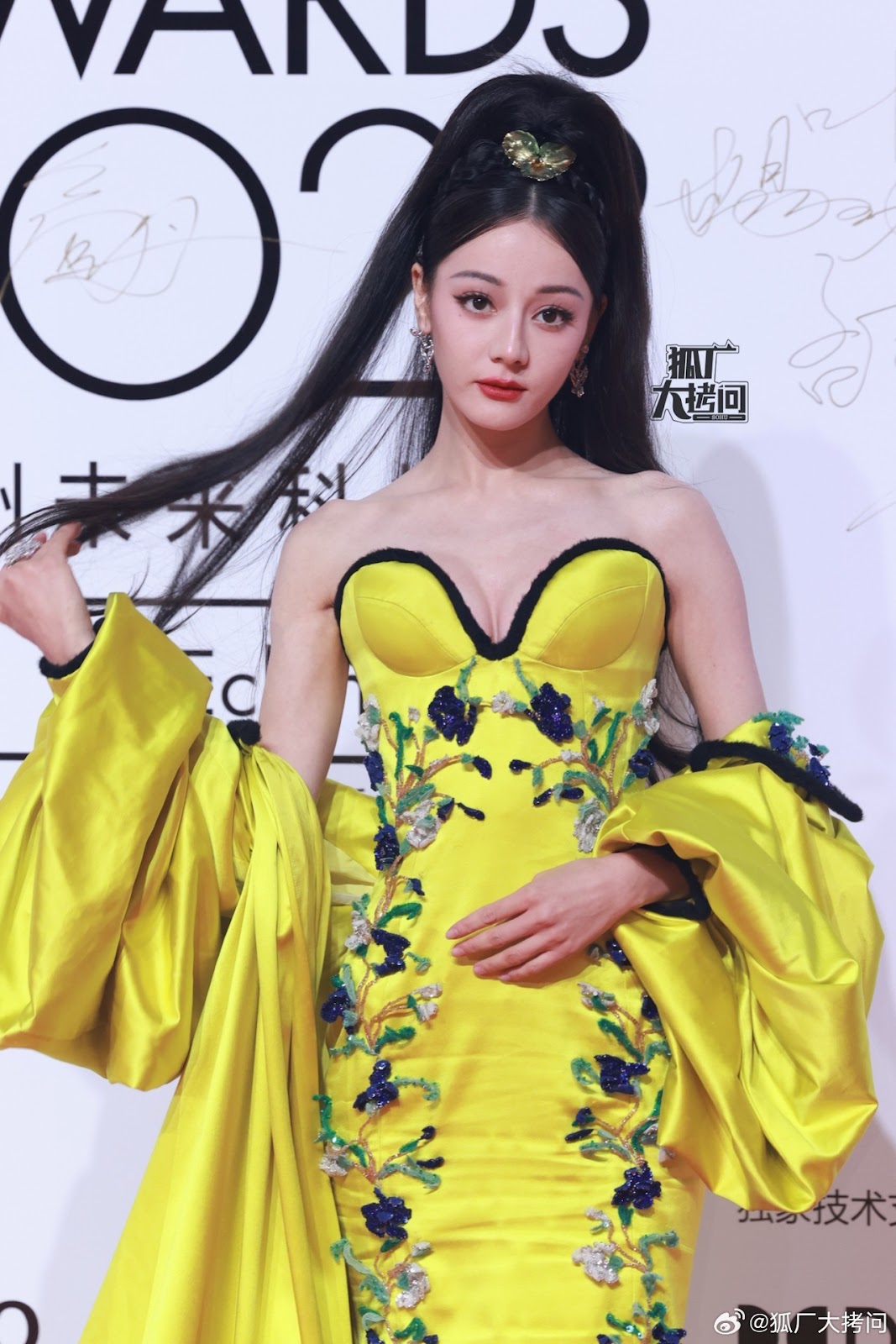 Địch Lệ Nhiệt Ba âm mưu soán ngôi nữ hoàng thảm đỏ của Phạm Băng Băng nhưng cái kết bị dìm thảm - Hình 1