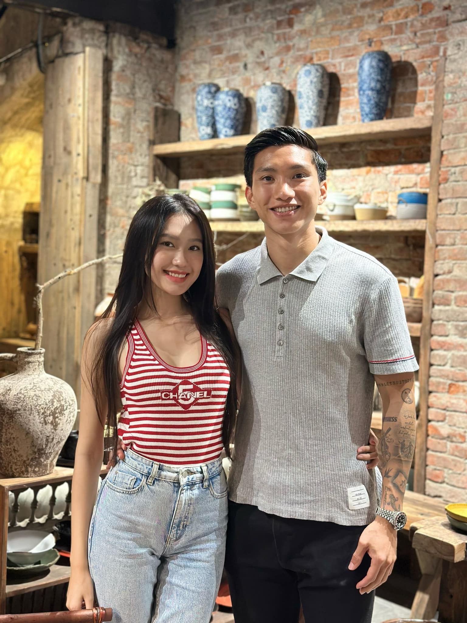 Đoàn Văn Hậu cùng vợ top 10 Hoa hậu tung ảnh cưới xuyên không, nhan sắc như tiên đồng ngọc nữ - Hình 9