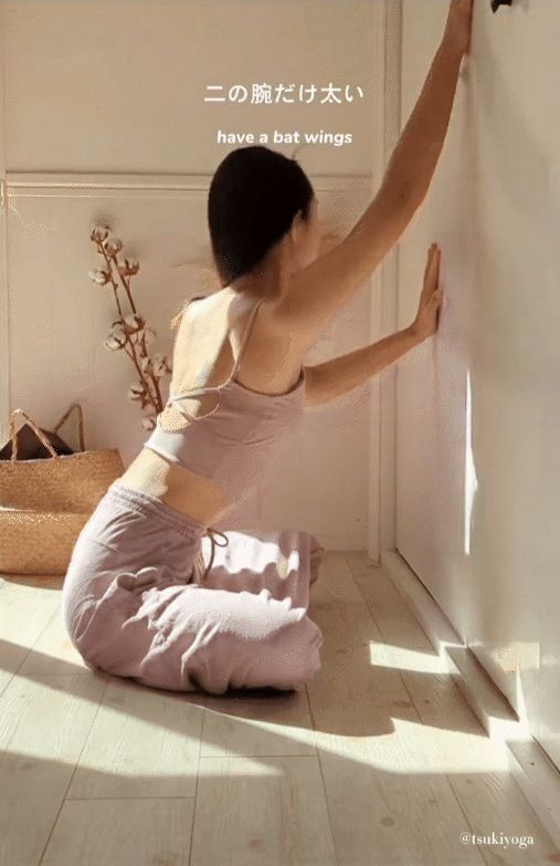 HLV Yoga người Nhật hướng dẫn 3 động tác tập siết mỡ lưng, thu nhỏ bắp tay ngay tại nhà - Hình 7