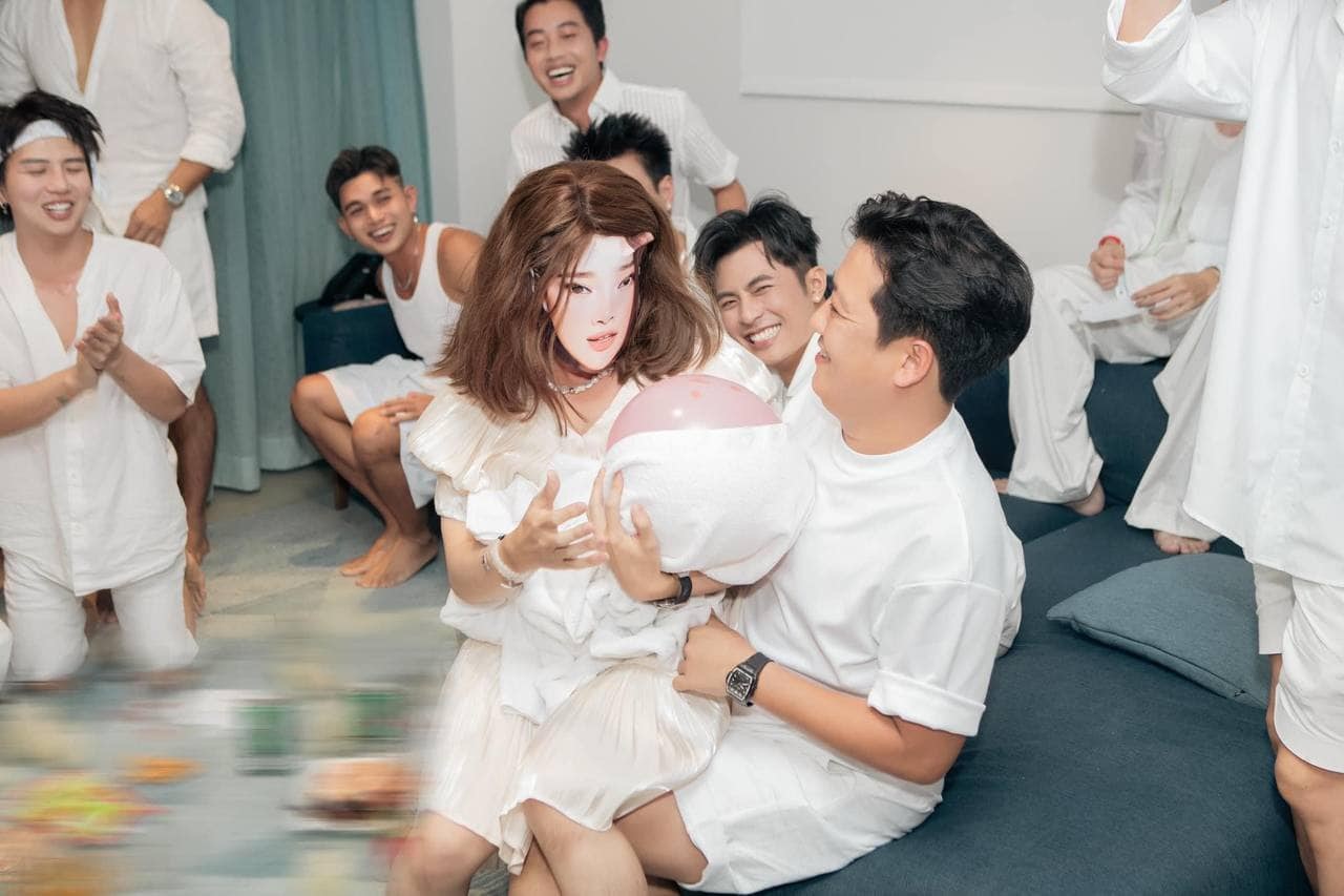 Trường Giang hé lộ tên con trai tại tiệc đầy tháng, Nhã Phương lên đồ khoe sắc vóc mẹ bỉm ấn tượng - Hình 4