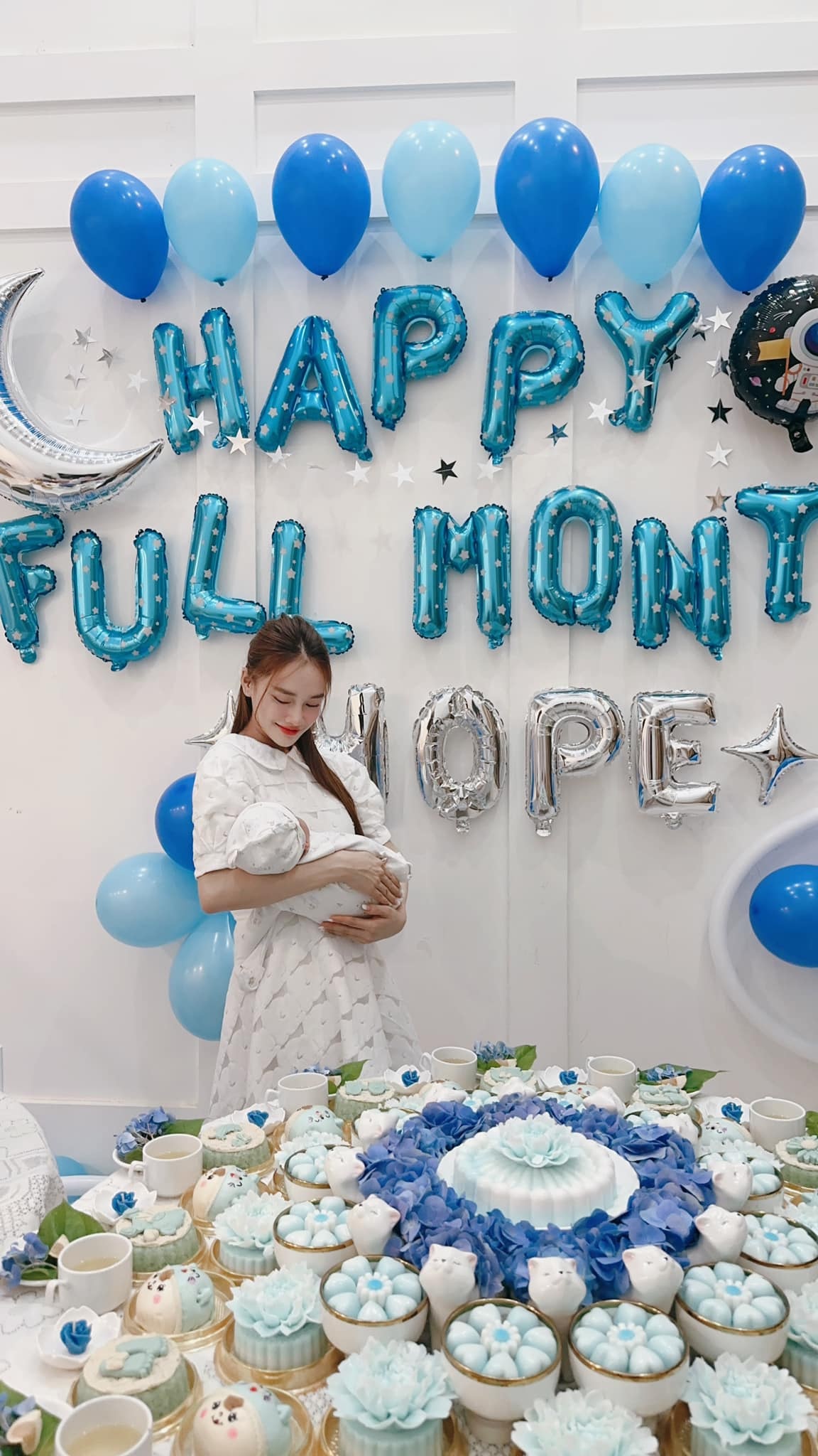 Trường Giang hé lộ tên con trai tại tiệc đầy tháng, Nhã Phương lên đồ khoe sắc vóc mẹ bỉm ấn tượng - Hình 3