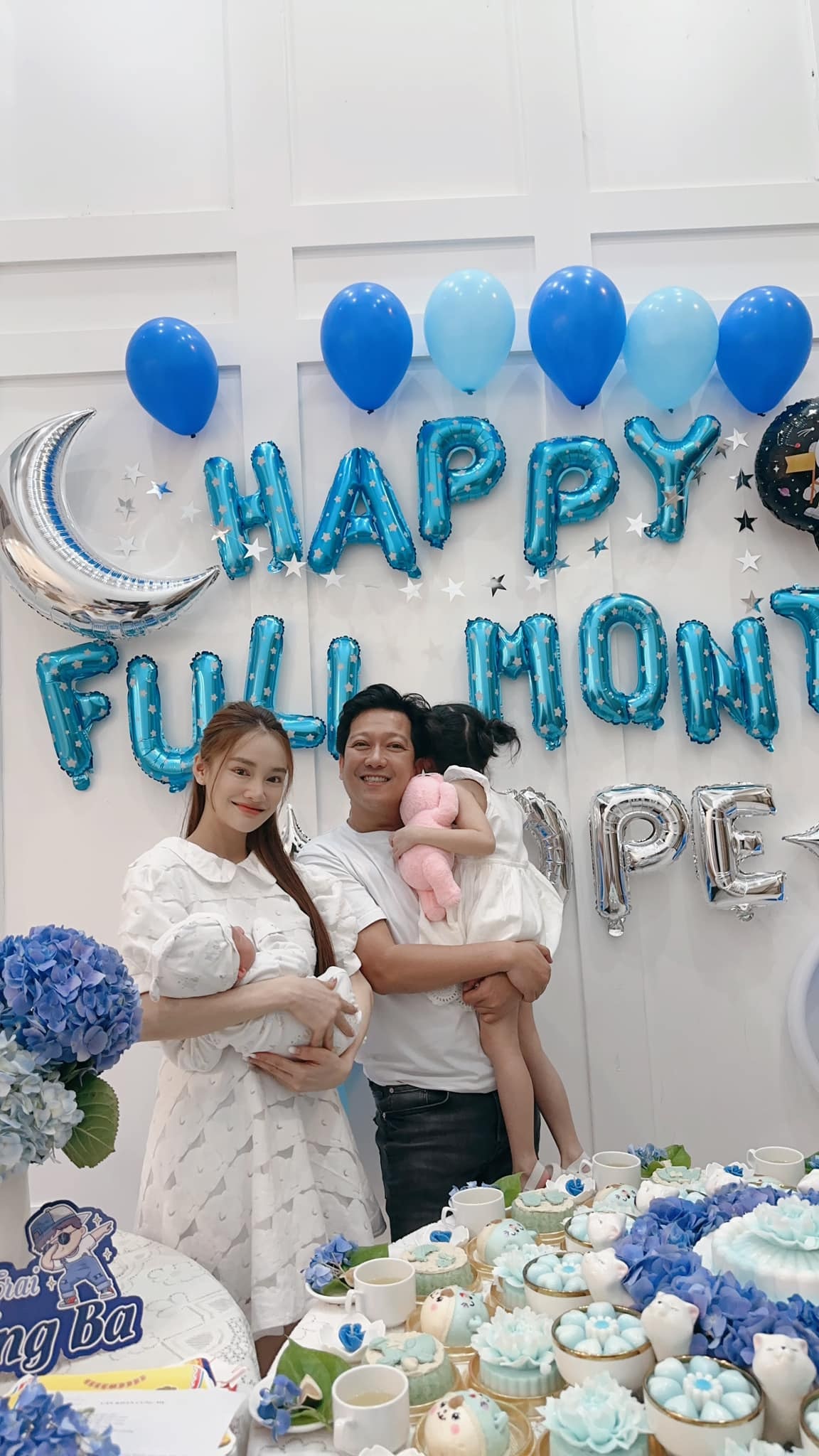 Trường Giang hé lộ tên con trai tại tiệc đầy tháng, Nhã Phương lên đồ khoe sắc vóc mẹ bỉm ấn tượng - Hình 1