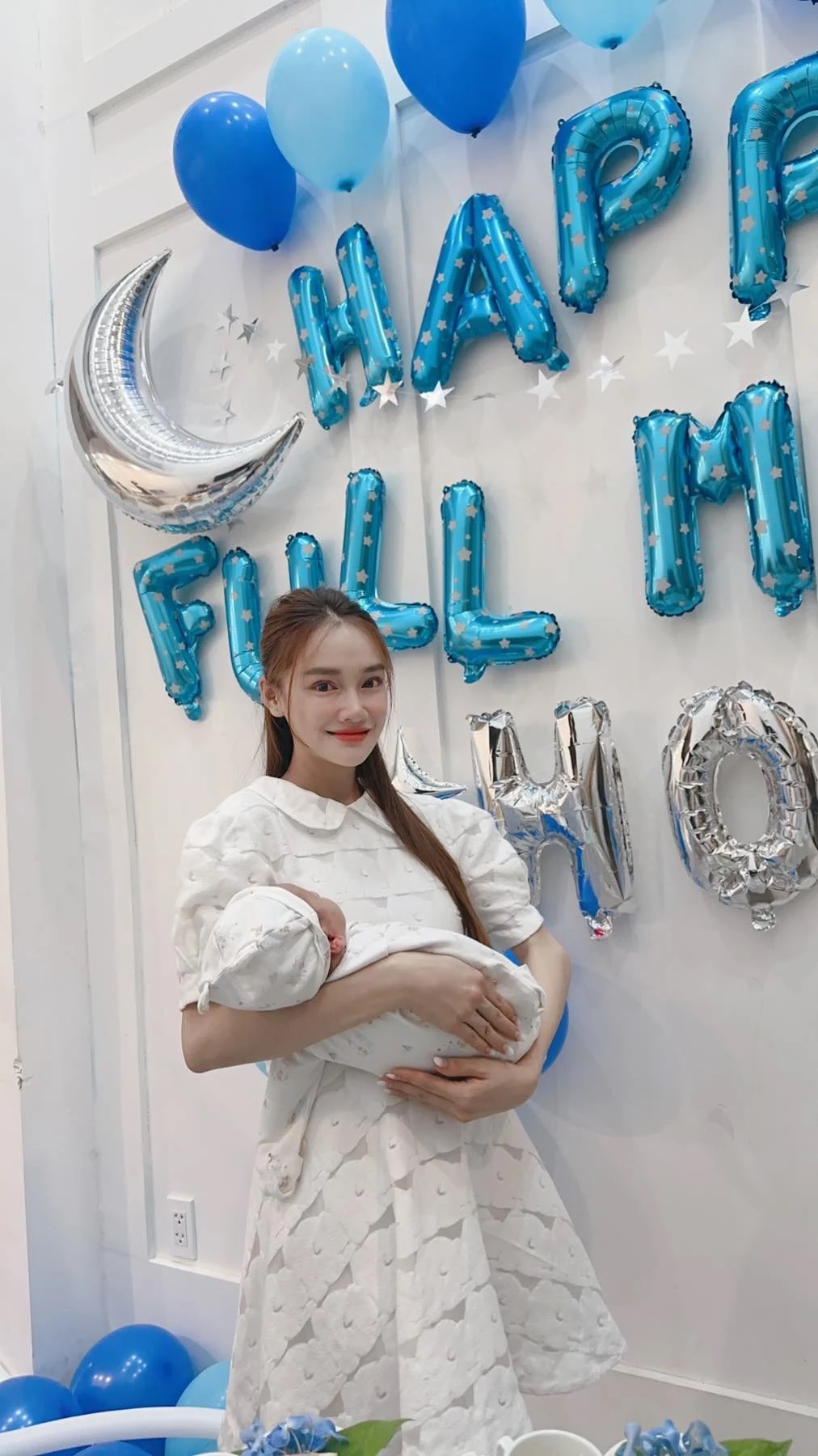 Trường Giang hé lộ tên con trai tại tiệc đầy tháng, Nhã Phương lên đồ khoe sắc vóc mẹ bỉm ấn tượng - Hình 2