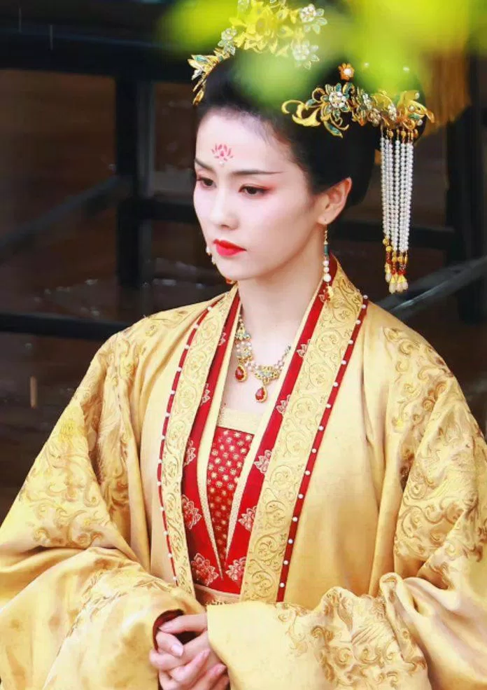 Bạch Lộc bị chê dát toàn đồ hiệu lên người vẫn phèn như thường, CĐM bất ngờ réo tên Dương Mịch - Hình 8