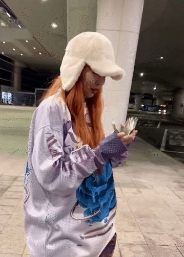 Đáng yêu như HyunA: Đi diễn ở TP.HCM về lì xì tiề.n Việt cho fan Hàn - Hình 1