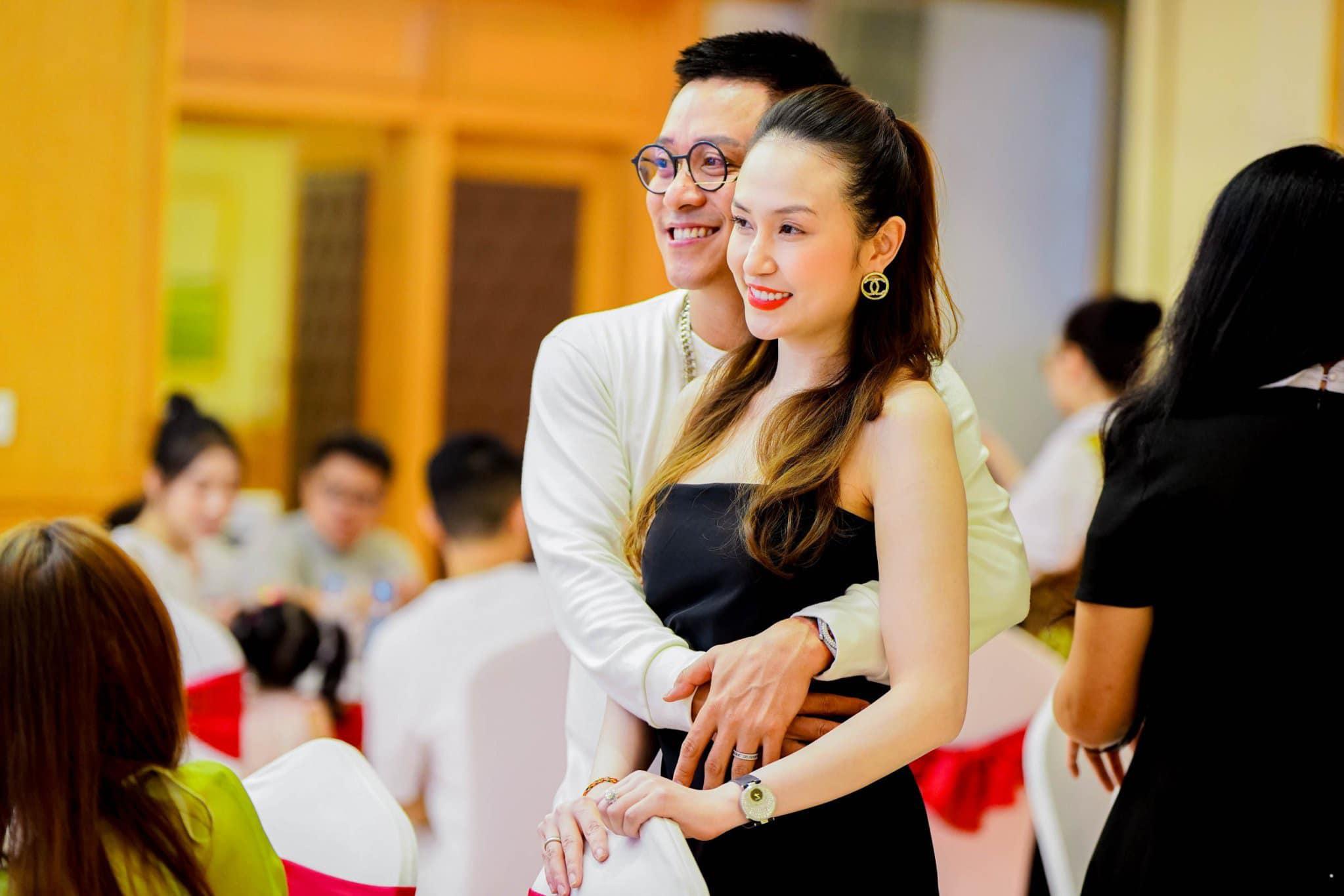 Tuấn Hưng thái độ với fan nữ khi được yêu cầu ôm ở chốn đông người, bà xã nức mũi tự hào - Hình 8