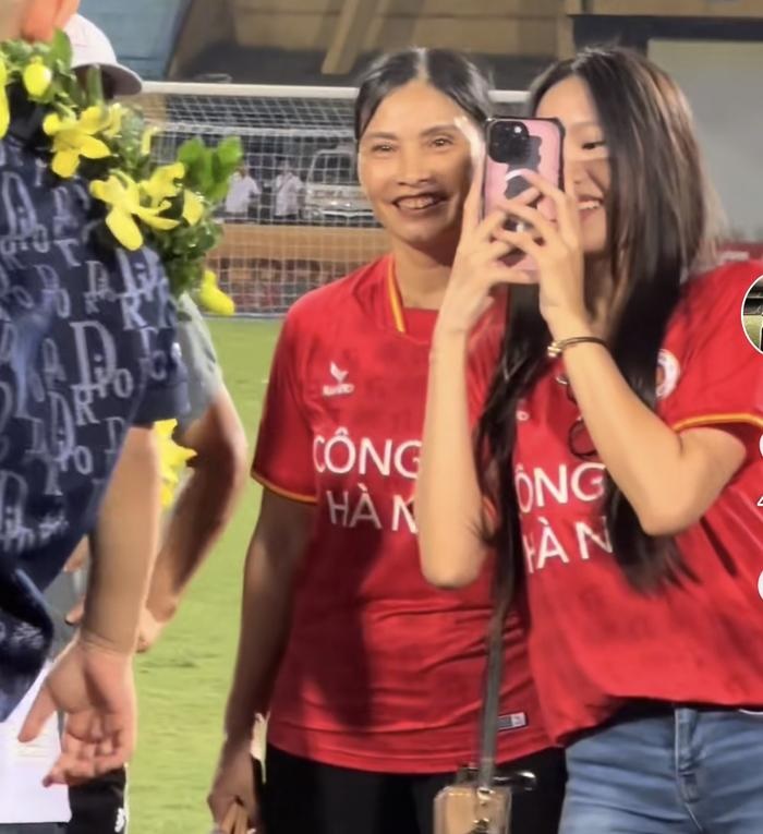 Mẹ Đoàn Văn Hậu hành động lạ với Doãn Hải My, chỉ 1 chi tiết hé lộ mối quan hệ mẹ chồng - nàng dâu - Hình 4