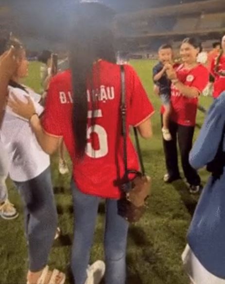 Mẹ Đoàn Văn Hậu hành động lạ với Doãn Hải My, chỉ 1 chi tiết hé lộ mối quan hệ mẹ chồng - nàng dâu - Hình 6