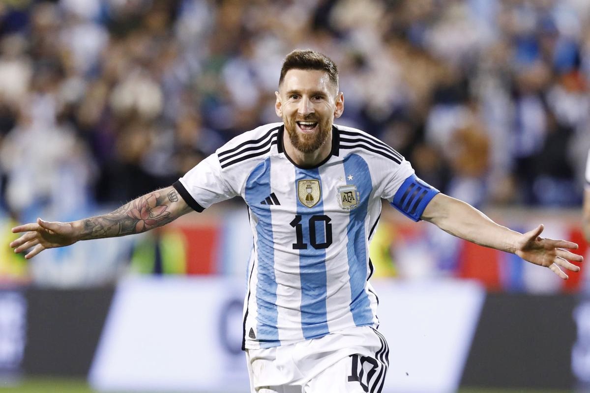 Messi và Ronaldo cúi đầu nhận thua một người, đỉnh cỡ nào cũng không có cửa làm được điều này - Hình 5
