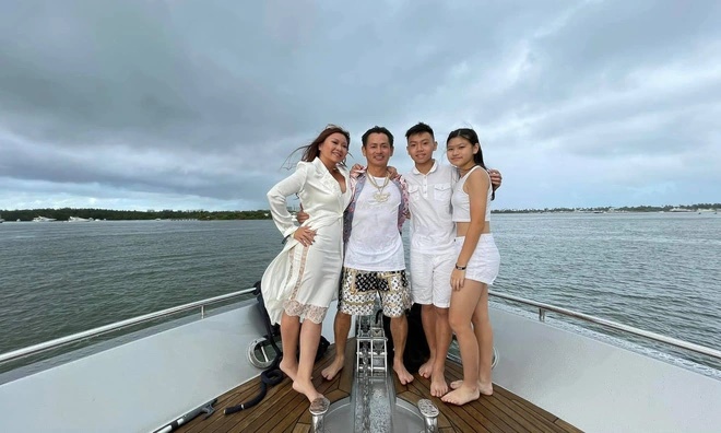 Johnny Đặng: Triệu phú gốc Việt đổi đời ở Mỹ, trở thành ông vua kim hoàn hợp tác toàn siêu sao lớn - Hình 12