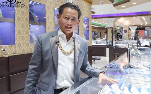 Johnny Đặng: Triệu phú gốc Việt đổi đời ở Mỹ, trở thành ông vua kim hoàn hợp tác toàn siêu sao lớn - Hình 4