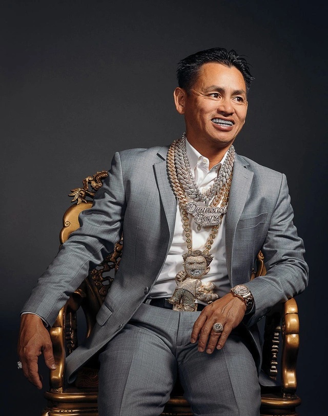 Johnny Đặng: Triệu phú gốc Việt đổi đời ở Mỹ, trở thành ông vua kim hoàn hợp tác toàn siêu sao lớn - Hình 2