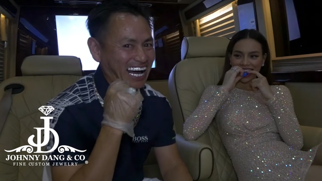 Johnny Đặng: Triệu phú gốc Việt đổi đời ở Mỹ, trở thành ông vua kim hoàn hợp tác toàn siêu sao lớn - Hình 10