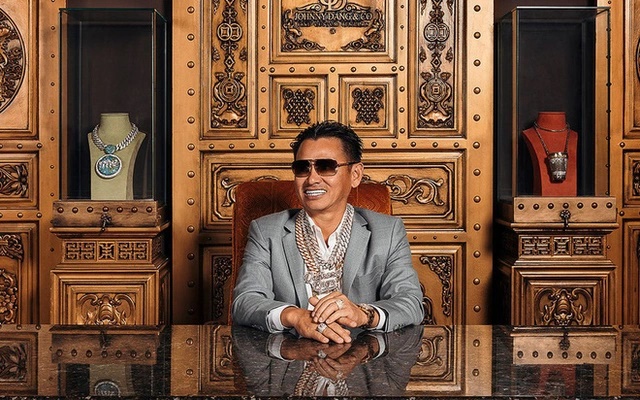 Johnny Đặng: Triệu phú gốc Việt đổi đời ở Mỹ, trở thành ông vua kim hoàn hợp tác toàn siêu sao lớn - Hình 1