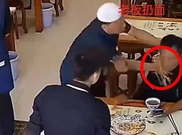 Nam thực khách bị chủ quán ném dĩa mì vào mặt, CĐM vội ném đá nhưng lặng người khi biết sự thật - Hình 2
