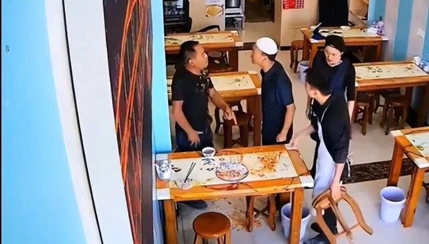 Nam thực khách bị chủ quán ném dĩa mì vào mặt, CĐM vội ném đá nhưng lặng người khi biết sự thật - Hình 7
