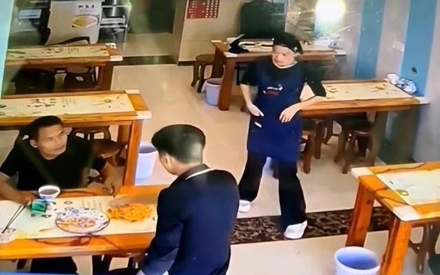 Nam thực khách bị chủ quán ném dĩa mì vào mặt, CĐM vội ném đá nhưng lặng người khi biết sự thật - Hình 1