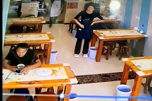 Nam thực khách bị chủ quán ném dĩa mì vào mặt, CĐM vội ném đá nhưng lặng người khi biết sự thật - Hình 6