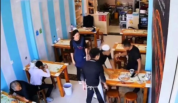 Nam thực khách bị chủ quán ném dĩa mì vào mặt, CĐM vội ném đá nhưng lặng người khi biết sự thật - Hình 3